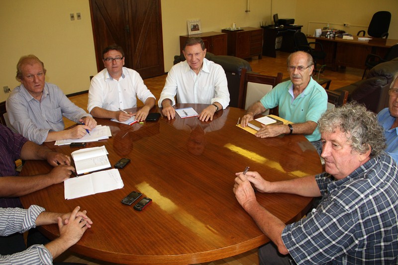 PREFEITO SE REÚNE COM SECRETARIAS PARA PLANEJAR AÇÕES